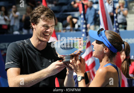 New York, USA. 9 Sep, 2017. Martina Hingis (R) in der Schweiz und Jamie Murray von Großbritannien nehmen an der Preisverleihung nach dem gemischten Doppel Finale gegen Hao-Ching Chan der chinesischen Taipei und Michael Venus von Neuseeland an der 2017 US Open in New York, USA, Sept. 9, 2017. Martina Hingis und Jamie Murray gewann 2-1, um den Titel zu behaupten. Credit: Qin Lang/Xinhua/Alamy leben Nachrichten Stockfoto