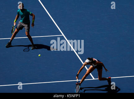 New York, USA. 9 Sep, 2017. Hao-Ching Chan (R) der chinesischen Taipei und Michael Venus von Neuseeland gegen Martina Hingis aus der Schweiz und Jamie Murray von Großbritannien im gemischten Doppel Finale von 2017 US Open in New York, USA, Sept. 9, 2017 konkurrieren. Martina Hingis und Jamie Murray gewann 2-1, um den Titel zu behaupten. Credit: Qin Lang/Xinhua/Alamy leben Nachrichten Stockfoto