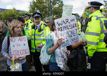 London, Großbritannien. 9. September 2017. Polizisten fordern Demonstranten stehen in einem der Zugriff auf Straßen durch Lkw zum Einsatz militärischer Ausrüstung in der nächsten Woche DSEI arme Messe im ExCel Center zu liefern, die Autobahn zu löschen. Aktivisten aus vielen verschiedenen Kampagne und glauben Gruppen protestierten außerhalb des ExCel Centre gegen den Waffenhandel und die Arme fair. DSEI ist die weltweit größte Messe Waffen und militärische Delegationen durch die britische Regierung eingeladen, gehören Staaten durch das Auswärtige Amt benannt als "Menschenrechte Priorität', nämlich Bahrain, Kolumbien, Ägypten, Pakistan und Saudi-Arabien. Credi Stockfoto