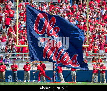 Oxford, USA. September 2017. Ein Chearleader der Universität von Mississippi trägt ein Banner, um einen Touchdown von Wide Receiver A.J. zu feiern Braun (1) während des ersten Viertels im Vaught-Hemingway Stadium in Oxford, Mississippi, am Samstag, 9. September 2107. Kredit: Kevin Williams/Alamy Live News. Stockfoto