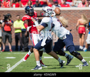 Oxford, USA. September 2017. University of Mississippi Defensive End Marquis Haynes (38) versucht, die University of Tennesse-Martin Quarterback Troy Cook (10) zu erreichen, bevor er den Ball während des ersten Viertels im Vaught-Hemingway Stadium in Oxford, Mississippi, am Samstag, 9. September 2107 werfen kann. Kredit: Kevin Williams/Alamy Live News. Stockfoto