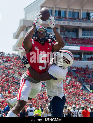 Oxford, USA. September 2017. University of Mississippi Wide Receiver DaMarkus Lodge (5) springt über University of Tennesse-Martin Safety Malcom Buggs (5), um zu versuchen, den Pass in der Endzone während des ersten Viertels im Vaught-Hemingway Stadium in Oxford, Mississippi, am Samstag, 9. September 2107 zu fangen. Kredit: Kevin Williams/Alamy Live News. Stockfoto