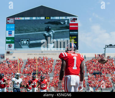 Oxford, USA. September 2017. Universität von Mississippi Wide Empfänger A. J. Brown (1) wartet in der Endzone auf seine Teamkollegen, nachdem er am Samstag, den 9. September 2107 im ersten Viertel im Vaught-Hemingway Stadium in Oxford, Mississippi, einen Touchdown erzielt hat. Kredit: Kevin Williams/Alamy Live News. Stockfoto