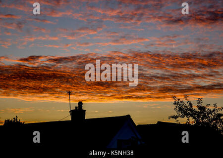 London, Großbritannien. 10. September 2017. Wohn- Dachterrasse Gebäude sind gegen einen schönen Herbst Sonnenaufgang mit farbigen Wolkenformationen in Wimbledon Credit Silhouette: Amer ghazzal/Alamy leben Nachrichten Stockfoto