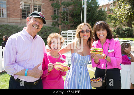 Los Angeles, Kalifornien, USA. 9. September 2017. Richard Pink, Präsident des Pink Hot Dogs in Hollywood, Beverly Schwester Rosa Wolfe, TV-Persönlichkeit/Koch Giada De Laurentiis und Frau Gloria Rosa nehmen an der 8. jährlichen L.A. Liebt Alex's Limonade Geldbeschaffer an der Universität von Kalifornien, Los Angeles (UCLA) am 9. September 2017. Credit: Sheri Determan/Alamy leben Nachrichten Stockfoto