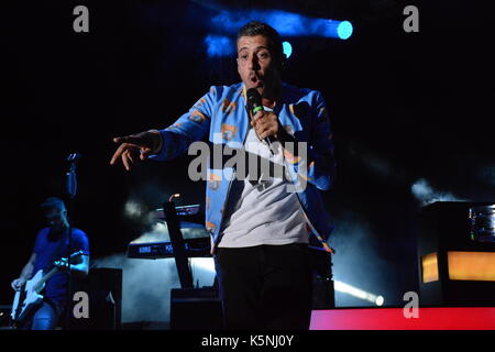 Neapel, Italien. 9. September 2017. Francesco Gabbani italienischer Sänger und Songwriter führt auf der Bühne des Arenile di Bagnoli in Neapel, Italien Quelle: Mariano Montella/Alamy leben Nachrichten Stockfoto