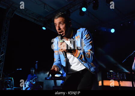 Neapel, Italien. 9. September 2017. Francesco Gabbani italienischer Sänger und Songwriter führt auf der Bühne des Arenile di Bagnoli in Neapel, Italien Quelle: Mariano Montella/Alamy leben Nachrichten Stockfoto