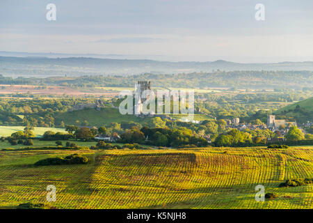 Corfe Castle, Dorset, Großbritannien. 10. September 2017. UK Wetter. Blick auf das Dorf und die Burgruine Corfe Castle in Dorset aus dem Dorf von Kingston an einem sonnigen Morgen mit Verdickung in der Cloud. Photo Credit: Graham Jagd-/Alamy leben Nachrichten Stockfoto