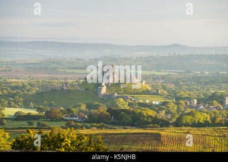 Corfe Castle, Dorset, Großbritannien. 10. September 2017. UK Wetter. Blick auf das Dorf und die Burgruine Corfe Castle in Dorset aus dem Dorf von Kingston an einem sonnigen Morgen mit Verdickung in der Cloud. Photo Credit: Graham Jagd-/Alamy leben Nachrichten Stockfoto