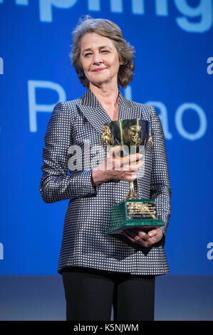 Venedig, Italien. 09 Sep, 2017. Schauspielerin Charlotte Rampling gewinnt die Coppa Volpi für die beste Schauspielerin in dem Film "Hannah" auf dem 74. Internationalen Filmfestival von Venedig am September 09, 2017 in Venedig, Italien Quelle: geisler - fotopress/alamy leben Nachrichten Stockfoto