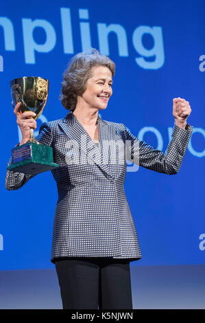 Venedig, Italien. 09 Sep, 2017. Schauspielerin Charlotte Rampling gewinnt die Coppa Volpi für die beste Schauspielerin in dem Film "Hannah" auf dem 74. Internationalen Filmfestival von Venedig am September 09, 2017 in Venedig, Italien Quelle: geisler - fotopress/alamy leben Nachrichten Stockfoto