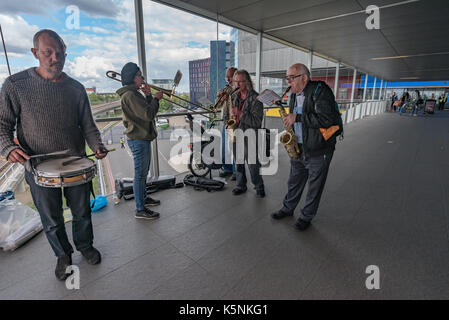 London, Großbritannien. 9 Sep, 2017. London, Großbritannien. 9. September 2017. Mehrere hundert Demonstranten nahmen an dem Festival der Widerstand am Osttor der größten Waffen der Welten, DSEI, der Defence and Security Equipment International, von der Regierung des Vereinigten Königreichs, wo Waffen unternehmen und Waffenhändler Waffen in Länder auf der ganzen Welt, darunter viele repressive Regime verkaufen gesichert. Eine kurze disatnce entfernt an der East London gegen den Waffen Messen (ELAAF) ein musikalischer Protest in der Fußgängerzone Eingang zum ExCeL-Center statt. Peter Marshall ImagesLive Credit: Peter Marschall/ImagesLive/ZUMA Draht/Alamy leben Nachrichten Stockfoto