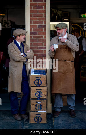 Chichester, West Sussex, Großbritannien. September 2017. Mechanik während Goodwood Revival auf dem Goodwood Circuit. Quelle: Gergo Toth/Alamy Live News Stockfoto