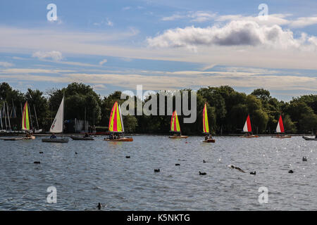 London, Großbritannien. 10 Sep, 2017. Jollen, um das Wasser auf Wimbledon Park See auf einem angenehmen sonnigen Herbstmorgen Credit: Amer ghazzal/Alamy leben Nachrichten Stockfoto