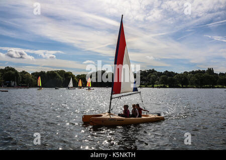 London, Großbritannien. 10 Sep, 2017. Jollen, um das Wasser auf Wimbledon Park See auf einem angenehmen sonnigen Herbstmorgen Credit: Amer ghazzal/Alamy leben Nachrichten Stockfoto