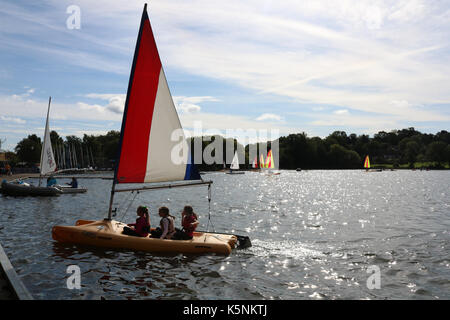 London, Großbritannien. 10 Sep, 2017. Jollen, um das Wasser auf Wimbledon Park See auf einem angenehmen sonnigen Herbstmorgen Credit: Amer ghazzal/Alamy leben Nachrichten Stockfoto