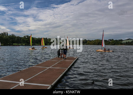 London, Großbritannien. 10 Sep, 2017. Jollen, um das Wasser auf Wimbledon Park See auf einem angenehmen sonnigen Herbstmorgen Credit: Amer ghazzal/Alamy leben Nachrichten Stockfoto