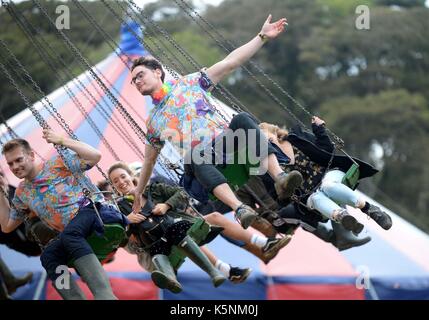 Festivalbesucher und genießen Sie die Atmosphäre am Bestival Musik Festival am Lulworth Immobilien, Dorset, Großbritannien Stockfoto