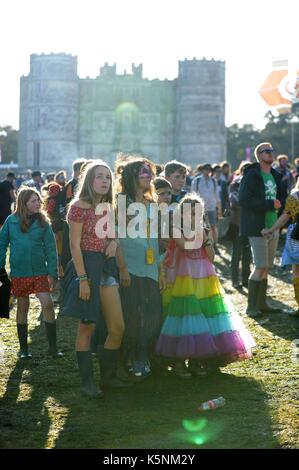 Festivalbesucher und genießen Sie die Atmosphäre am Bestival Musik Festival am Lulworth Immobilien, Dorset, Großbritannien Stockfoto