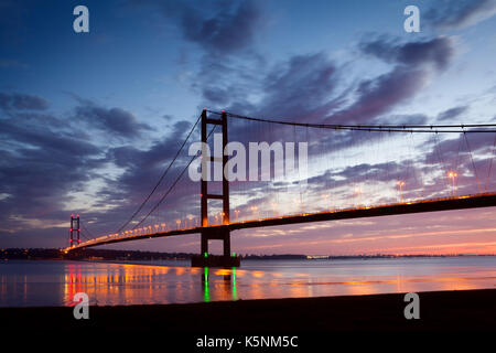 North Lincolnshire, Großbritannien. 10. September, 2017. UK Wetter: Die Humber Bridge vor Sonnenaufgang. Barton-upon-Humber, North Lincolnshire, Großbritannien. 10. September 2017. Quelle: LEE BEEL/Alamy leben Nachrichten Stockfoto