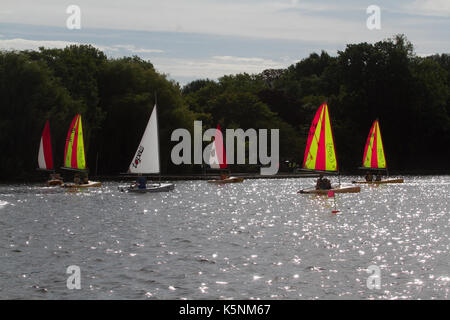 London, Großbritannien. 10 Sep, 2017. Jollen, um das Wasser auf Wimbledon Park See auf einem angenehmen sonnigen Herbstmorgen Credit: Amer ghazzal/Alamy leben Nachrichten Stockfoto