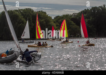 London, Großbritannien. 10 Sep, 2017. Jollen, um das Wasser auf Wimbledon Park See auf einem angenehmen sonnigen Herbstmorgen Credit: Amer ghazzal/Alamy leben Nachrichten Stockfoto