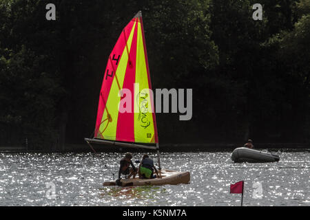 London, Großbritannien. 10 Sep, 2017. Jollen, um das Wasser auf Wimbledon Park See auf einem angenehmen sonnigen Herbstmorgen Credit: Amer ghazzal/Alamy leben Nachrichten Stockfoto