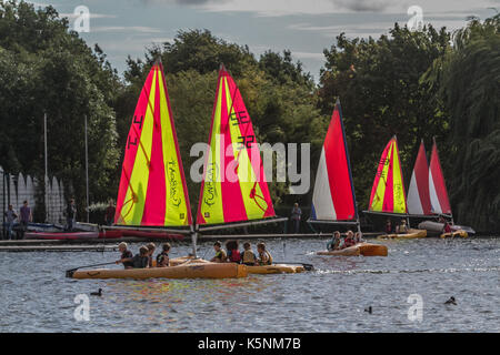 London, Großbritannien. 10 Sep, 2017. Jollen, um das Wasser auf Wimbledon Park See auf einem angenehmen sonnigen Herbstmorgen Credit: Amer ghazzal/Alamy leben Nachrichten Stockfoto