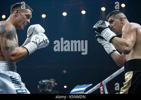 Berlin, Deutschland. 9 Sep, 2017. Alexander Usyk (Ukraine, l) gewinnt gegen Huck (Deutschland) durch technischen K.o. in der World Boxing Super Serie light Mitte Gewicht Kampf an der Max-Schmeling-Halle in Berlin, Deutschland, 9. September 2017. Foto: Soeren Stache/dpa/Alamy leben Nachrichten Stockfoto