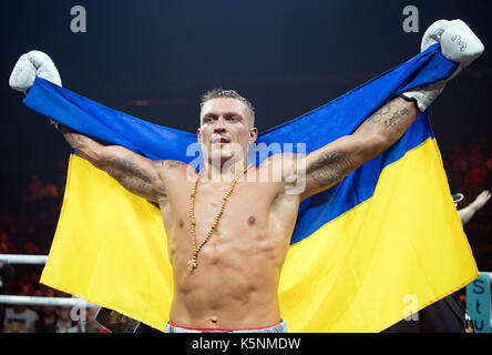 Berlin, Deutschland. 9 Sep, 2017. Alexander Usyk (Ukraine) feiert nach seinem Sieg über Huck (Deutschland) während der World Boxing Super Serie light Mitte Gewicht Kampf an der Max-Schmeling-Halle in Berlin, Deutschland, 9. September 2017. Foto: Soeren Stache/dpa/Alamy leben Nachrichten Stockfoto