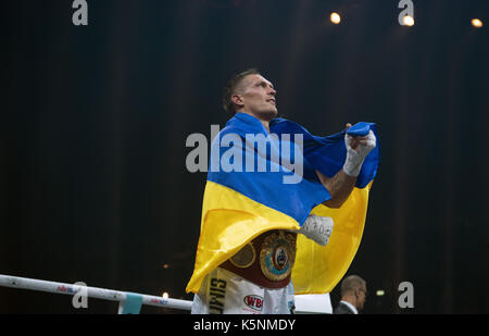 Berlin, Deutschland. 9 Sep, 2017. Alexander Usyk (Ukraine) feiert nach seinem Sieg über Huck (Deutschland) während der World Boxing Super Serie light Mitte Gewicht Kampf an der Max-Schmeling-Halle in Berlin, Deutschland, 9. September 2017. Foto: Soeren Stache/dpa/Alamy leben Nachrichten Stockfoto