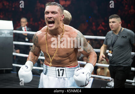 Berlin, Deutschland. 9 Sep, 2017. Alexander Usyk (Ukraine) feiert nach seinem Sieg über Huck (Deutschland) während der World Boxing Super Serie light Mitte Gewicht Kampf an der Max-Schmeling-Halle in Berlin, Deutschland, 9. September 2017. Foto: Soeren Stache/dpa/Alamy leben Nachrichten Stockfoto