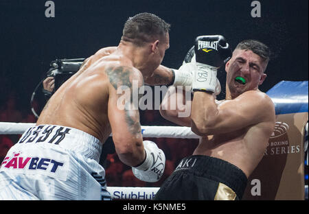 Berlin, Deutschland. 9 Sep, 2017. Alexander Usyk (Ukraine) gewinnt gegen Huck (Deutschland) durch technischen K.o. in der World Boxing Super Serie light Mitte Gewicht Kampf an der Max-Schmeling-Halle in Berlin, Deutschland, 9. September 2017. Foto: Soeren Stache/dpa/Alamy leben Nachrichten Stockfoto