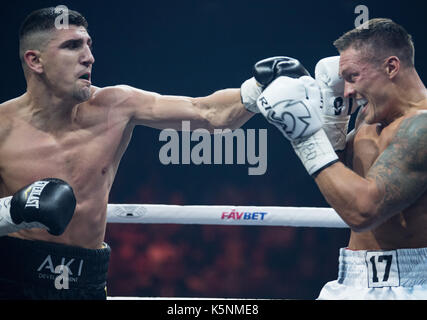Berlin, Deutschland. 9 Sep, 2017. Alexander Usyk (Ukraine, r) gewinnt gegen Huck (Deutschland) durch technischen K.o. in der World Boxing Super Serie light Mitte Gewicht Kampf an der Max-Schmeling-Halle in Berlin, Deutschland, 9. September 2017. Foto: Soeren Stache/dpa/Alamy leben Nachrichten Stockfoto