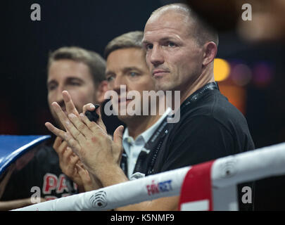 Berlin, Deutschland. 9 Sep, 2017. Radovan's Coach Jürgen Braehmer (r) folgt der Kampf zwischen Radovan (Deutschland) und Aboghe (Frankreich) während der World Boxing Super Serie light Mitte Gewicht Kampf an der Max-Schmeling-Halle in Berlin, Deutschland, 9. September 2017. Foto: Soeren Stache/dpa/Alamy leben Nachrichten Stockfoto