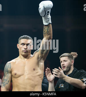 Berlin, Deutschland. 9 Sep, 2017. Alexander Usyk (Ukraine) begrüßt das Publikum vor seinem Kampf gegen Huck (Deutschland) während der World Boxing Super Serie light Mitte Gewicht Kampf an der Max-Schmeling-Halle in Berlin, Deutschland, 9. September 2017. Foto: Soeren Stache/dpa/Alamy leben Nachrichten Stockfoto