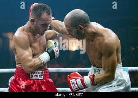 Berlin, Deutschland. 9 Sep, 2017. Patrick Wojcicki (l, Deutschland) und Fouad el Massoudi (Frankreich), die in Aktion während der World Boxing Super Serie light Mitte Gewicht Kampf an der Max-Schmeling-Halle in Berlin, Deutschland, 9. September 2017. Foto: Soeren Stache/dpa/Alamy leben Nachrichten Stockfoto
