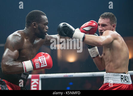 Berlin, Deutschland. 9 Sep, 2017. Denis Radovan (r, Deutschland) und Yann Binanga Aboghe (Frankreich), die in Aktion während der World Boxing Super Serie cruiser Gewicht Kampf an der Max-Schmeling-Halle in Berlin, Deutschland, 9. September 2017. Foto: Soeren Stache/dpa/Alamy leben Nachrichten Stockfoto