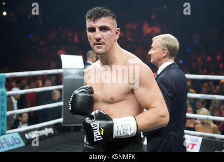 Berlin, Deutschland. 9 Sep, 2017. Marco Huck (Deutschland) verliert seinen Kampf gegen Alexander Usyk (Ukraine) durch technischen K.o. in der World Boxing Super Serie cruiser Gewicht Kampf an der Max-Schmeling-Halle in Berlin, Deutschland, 9. September 2017. Foto: Soeren Stache/dpa/Alamy leben Nachrichten Stockfoto