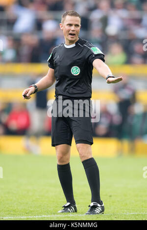 Schiedsrichter Robert Kampka reagiert während der Bundesliga Fußball Spiel zwischen Borussia Mönchengladbach und Eintracht Frankfurt im Borussia-Park Stadion in Mönchengladbach, Deutschland, 9. September 2017. Foto: Marius Becker/dpa Stockfoto