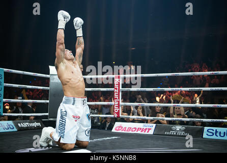 Berlin, Deutschland. 9 Sep, 2017. dpatop - Alexander Usyk (Ukraine) nach seinem Sieg über Huck (Deutschland) während der World Boxing Super Serie light Mitte Gewicht Kampf an der Max-Schmeling-Halle in Berlin, Deutschland feiert, den 9. September 2017. Foto: Soeren Stache/dpa/Alamy leben Nachrichten Stockfoto