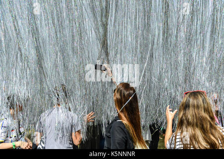 Hoppegarten, Deutschland. 10 Sep, 2017. Die Besucher nehmen Fotos aus einem Labyrinth von Strings auf der Lollapalooza Festival in Hoppegarten Pferderennbahn in Hoppegarten, Deutschland, 10. September 2017. Foto: Jens Kalaene/dpa-Zentralbild/dpa/Alamy leben Nachrichten Stockfoto