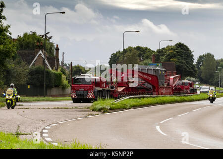 Stone, Staffordshire, Großbritannien. 10. September 2017. 10. September, 2017. Eine enorme abnormale Belastung ist durch Güterkraftverkehrsunternehmen ALE von Stafford bis zur Landesgrenze auf der A34 verschoben. Es ist entlang der A34/A51 Ausfahrt und besteht aus einem großen Transformator von Alstom. Stone, Staffordshire, Großbritannien. 10. September 2017. Credit: Richard Holmes/Alamy leben Nachrichten Stockfoto