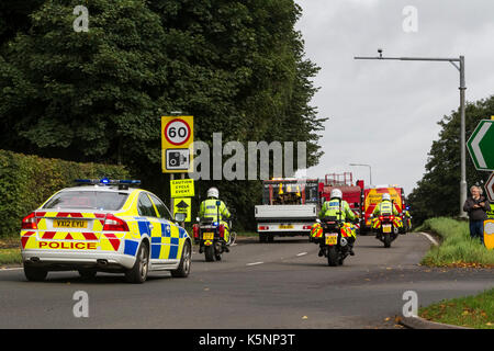 Stone, Staffordshire, Großbritannien. 10. September 2017. 10. September, 2017. Eine enorme abnormale Belastung ist durch Güterkraftverkehrsunternehmen ALE von Stafford bis zur Landesgrenze auf der A34 verschoben. Es ist entlang der A34/A51 Ausfahrt und besteht aus einem großen Transformator von Alstom. Stone, Staffordshire, Großbritannien. 10. September 2017. Credit: Richard Holmes/Alamy leben Nachrichten Stockfoto