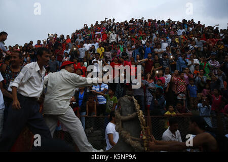 Kathmandu, Nepal. September 2017. Zuschauer beobachten am letzten Tag des Indra-Festivals in Kathmandu, Nepal, am Sonntag, den 10. September 2017, eine Wagenprozession der lebenden Göttin Kumari. Kredit: Skanda Gautam/ZUMA Wire/Alamy Live News Stockfoto