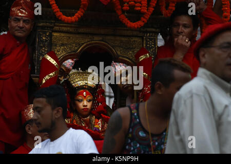 Kathmandu, Nepal. September 2017. Nepals lebende Göttin Kumari wird am letzten Tag des Indra-Festivals in Kathmandu, Nepal, am Sonntag, 10. September 2017, auf einem Wagen getragen. Kredit: Skanda Gautam/ZUMA Wire/Alamy Live News Stockfoto