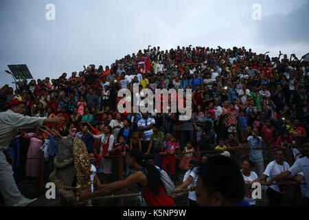 Kathmandu, Nepal. September 2017. Zuschauer beobachten am letzten Tag des Indra-Festivals in Kathmandu, Nepal, am Sonntag, den 10. September 2017, eine Wagenprozession der lebenden Göttin Kumari. Kredit: Skanda Gautam/ZUMA Wire/Alamy Live News Stockfoto
