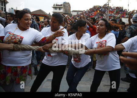 Kathmandu, Nepal. September 2017. Die Anhänger der Frauen ziehen am letzten Tag des Indra-Festivals in Kathmandu, Nepal, am Sonntag, den 10. September 2017, einen Wagen der Lebenden Göttin Kumari. Kredit: Skanda Gautam/ZUMA Wire/Alamy Live News Stockfoto
