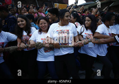 Kathmandu, Nepal. September 2017. Die Anhänger der Frauen ziehen am letzten Tag des Indra-Festivals in Kathmandu, Nepal, am Sonntag, den 10. September 2017, einen Wagen der Lebenden Göttin Kumari. Kredit: Skanda Gautam/ZUMA Wire/Alamy Live News Stockfoto
