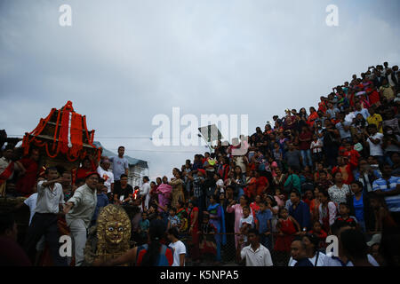 Kathmandu, Nepal. September 2017. Zuschauer beobachten am letzten Tag des Indra-Festivals in Kathmandu, Nepal, am Sonntag, den 10. September 2017, eine Wagenprozession der lebenden Göttin Kumari. Kredit: Skanda Gautam/ZUMA Wire/Alamy Live News Stockfoto